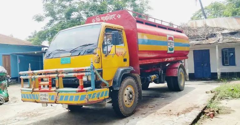 জব্দকৃত তেলের ট্যাংকার